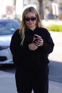 hilary-duff-out-in-studio-city-01-26-2024-4.jpg