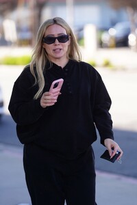 hilary-duff-out-in-studio-city-01-26-2024-5.jpg