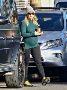 hilary-duff-park-day-in-la-01-12-2024-4.jpg