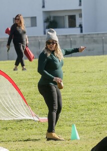 hilary-duff-park-day-in-la-01-12-2024-5.jpg