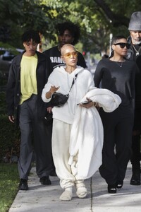 jada-pinkett-and-willow-smith-at-a-post-lunch-walk-with-friends-01-06-2024-0.jpg