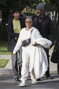 jada-pinkett-and-willow-smith-at-a-post-lunch-walk-with-friends-01-06-2024-1.jpg