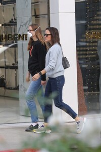 jennifer-garner-and-violet-affleck-shopping-at-a-chanel-store-in-beverly-hills-01-02-2024-2.jpg