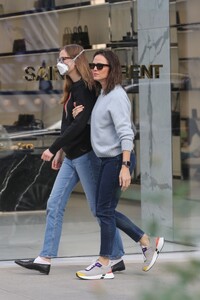 jennifer-garner-and-violet-affleck-shopping-at-a-chanel-store-in-beverly-hills-01-02-2024-3.jpg