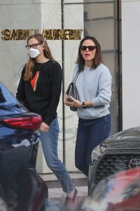 jennifer-garner-and-violet-affleck-shopping-at-a-chanel-store-in-beverly-hills-01-02-2024-6.jpg