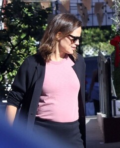 jennifer-garner-at-farmshop-in-brentwood-12-05-2023-0.jpg