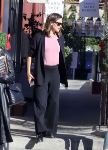 jennifer-garner-at-farmshop-in-brentwood-12-05-2023-3.jpg