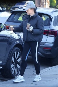 jennifer-garner-on-a-chilly-morning-in-brentwood-01-09-2023-0.jpg