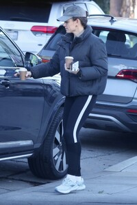 jennifer-garner-on-a-chilly-morning-in-brentwood-01-09-2023-3.jpg