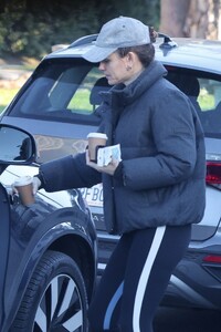 jennifer-garner-on-a-chilly-morning-in-brentwood-01-09-2023-4.jpg