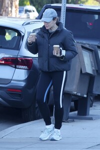 jennifer-garner-on-a-chilly-morning-in-brentwood-01-09-2023-5.jpg