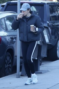 jennifer-garner-on-a-chilly-morning-in-brentwood-01-09-2023-6.jpg