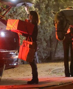 jennifer-garner-out-christmas-caroling-in-brentwood-12-25-2023-3.jpg