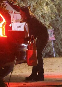 jennifer-garner-out-christmas-caroling-in-brentwood-12-25-2023-4.jpg