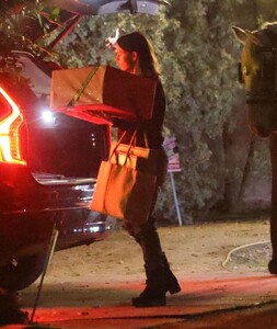 jennifer-garner-out-christmas-caroling-in-brentwood-12-25-2023-6.jpg