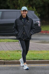 jennifer-garner-out-with-a-friend-in-marina-del-rey-12-21-2023-3.jpg