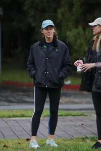 jennifer-garner-out-with-a-friend-in-marina-del-rey-12-21-2023-4.jpg