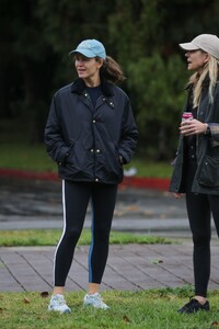 jennifer-garner-out-with-a-friend-in-marina-del-rey-12-21-2023-5.jpg