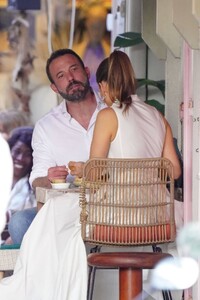 jennifer-lopez-and-ben-affleck-out-in-st-bart-s-12-29-2023-2.jpg