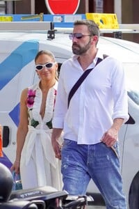 jennifer-lopez-and-ben-affleck-out-in-st-bart-s-12-29-2023-3.jpg