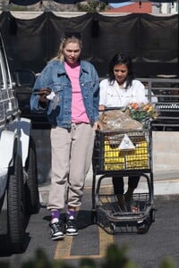 jessica-hart-shopping-at-gelson-s-in-los-angeles-11-13-2023-2.jpg