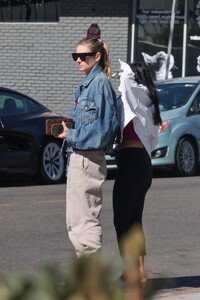 jessica-hart-shopping-at-gelson-s-in-los-angeles-11-13-2023-3.jpg