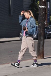 jessica-hart-shopping-at-gelson-s-in-los-angeles-11-13-2023-4.jpg