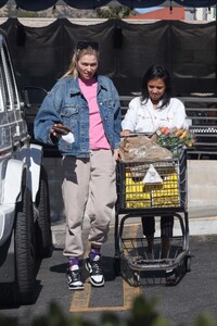 jessica-hart-shopping-at-gelson-s-in-los-angeles-11-13-2023-5.jpg