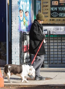 julia-garner-walks-her-dog-in-new-york-city-12-19-2023-1.jpg