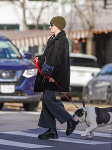 julia-garner-walks-her-dog-in-new-york-city-12-19-2023-2.jpg