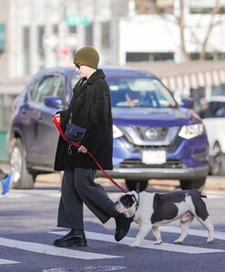 julia-garner-walks-her-dog-in-new-york-city-12-19-2023-3.jpg