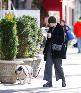 julia-garner-walks-her-dog-in-new-york-city-12-19-2023-4.jpg