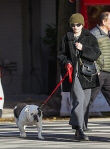 julia-garner-walks-her-dog-in-new-york-city-12-19-2023-5.jpg