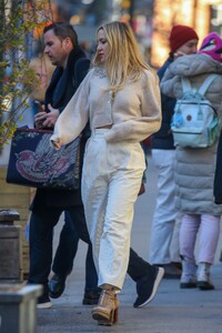 kate-hudson-out-and-about-in-new-york-01-05-2024-4.jpg