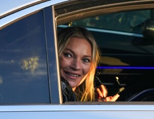 kate-moss-leaves-dior-fashion-show-in-paris-01-19-2024-4.jpg