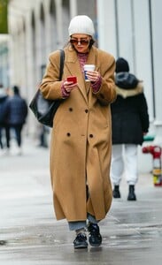 katie-holmes-out-in-new-york-01-07-2024-6.jpg