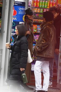 katie-holmes-out-shopping-on-new-year-s-eve-in-new-york-12-31-2023-0.jpg