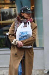 katie-holmes-out-shopping-on-new-year-s-eve-in-new-york-12-31-2023-1.jpg
