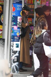 katie-holmes-out-shopping-on-new-year-s-eve-in-new-york-12-31-2023-4.jpg