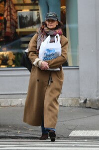 katie-holmes-out-shopping-on-new-year-s-eve-in-new-york-12-31-2023-6.jpg