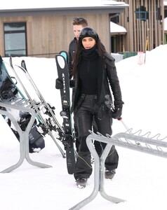 kendall-jenner-kim-and-khloe-kardashian-buttermilk-mountain-in-aspen-01-19-2024-0.jpg