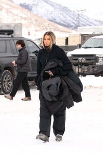 kendall-jenner-kim-and-khloe-kardashian-buttermilk-mountain-in-aspen-01-19-2024-3.jpg