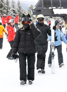 kendall-jenner-kim-and-khloe-kardashian-buttermilk-mountain-in-aspen-01-19-2024-5.jpg