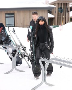 kendall-jenner-kim-and-khloe-kardashian-buttermilk-mountain-in-aspen-01-19-2024-7.jpg