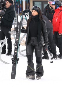 kendall-jenner-kim-and-khloe-kardashian-buttermilk-mountain-in-aspen-01-19-2024-8.jpg