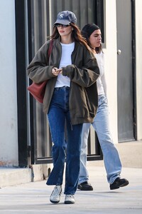 kendall-jenner-shopping-at-tufenkian-artisan-carpets-store-in-los-angeles-01-16-2024-1.jpg