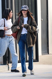 kendall-jenner-shopping-at-tufenkian-artisan-carpets-store-in-los-angeles-01-16-2024-4.jpg