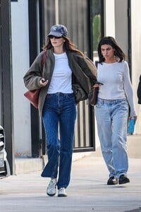 kendall-jenner-shopping-at-tufenkian-artisan-carpets-store-in-los-angeles-01-16-2024-5.jpg