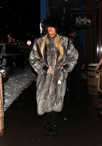 khloe-kardashian-night-out-in-aspen-01-18-2024-4.jpg