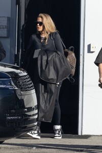 khloe-kardashian-out-in-los-angeles-11-17-2023-0.jpg